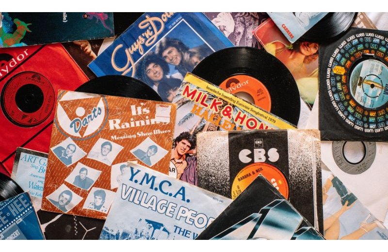 Bourses aux vinyles et cartes postales anciennes