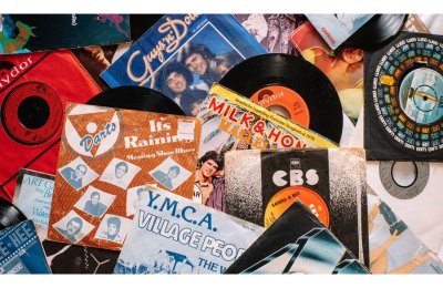Bourses aux vinyles et cartes postales anciennes